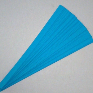 Puede incluir: Un paquete de 12 tiras de papel azul turquesa para origami o manualidades de papel.