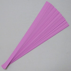 Puede incluir: Un paquete de tiras finas de papel rosa claro para origami o manualidades de papel.