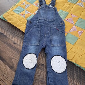 Salopette in denim per bambini 2T, Genuine Kids, toppe al ginocchio con centrino
