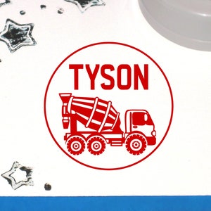 Cementvrachtwagen naamstempel kind, cementvrachtwagen gepersonaliseerde kinderstempel, cementmixer, bouwvrachtwagen, jongenskousvuller