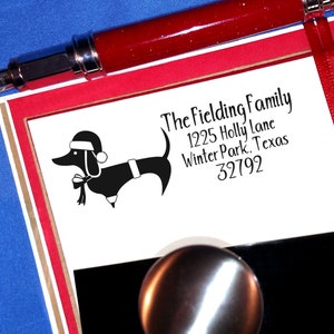Worstje kerst adresstempel, teckel kerstmuts stempel, teckel kerstkaart retouradres, Doxie kerst, worsthond cadeau