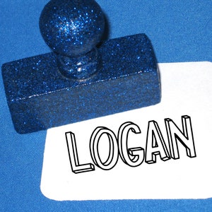 Personalisiertes Geschenk für Jungen oder Mädchen, Stocking Stuffer, Namen Stempel, Chanukka Geschenkidee für Jungen, Tween Briefpapier, 3D Fun Schrift Stempel