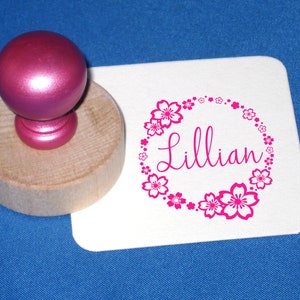 Sakura personalisierter Stempel, kundenspezifischer Namenstempel für Mädchen, Blumen-personalisierter Stempel, Strumpfzubehör für Jugendliche, beste Freundgeschenkidee