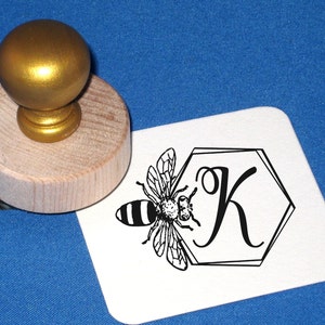 Sello personalizado de abeja, monograma de abeja, regalo para calcetines, panal, abejorro, sello de goma de abeja, hexágono, sello con inicial para niños
