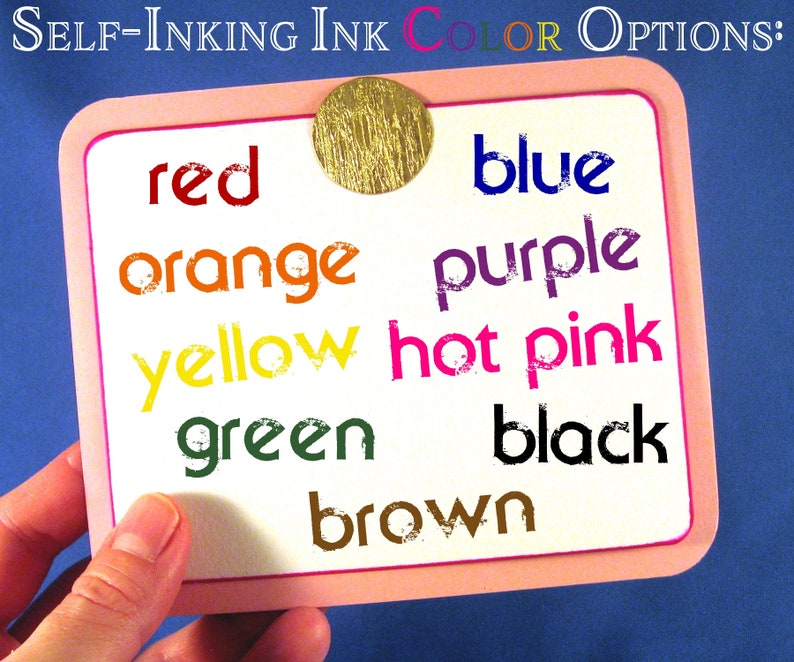 Puede incluir: Una tarjeta blanca con un borde rosa enumera los colores de tinta autoentintable: rojo, naranja, amarillo, verde, marr&oacute;n, azul, morado, rosa intenso y negro. La tarjeta se sostiene en una mano.