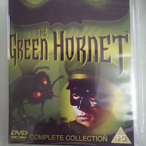 Könnte beinhalten: DVD von "The Green Hornet Complete Collection" mit Bruce Lee. Das Cover hat einen dunklen Hintergrund mit grünem und gelbem Text und Bildern. Ein maskierter Mann und eine Cartoon-Hornisse sind ebenfalls abgebildet.