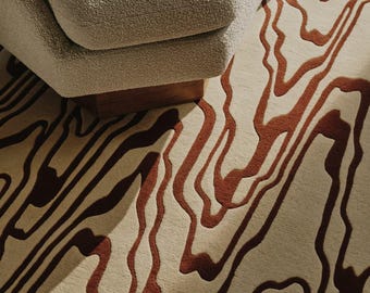 Alfombra artesanal de 2,7 x 3,6 metros con mechones y estampado abstracto ondulado, color marrón y crema, estilo moderno de mediados de siglo, ideal para la decoración de habitaciones con motivos topográficos orgánicos.