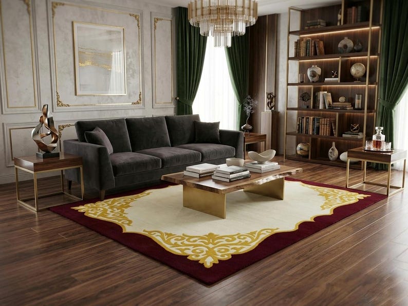 K&ouml;nnte beinhalten: Ein luxuri&ouml;ses Wohnzimmer mit einem dunkelgrauen Sofa, einem Holztisch und einem gemusterten Teppich mit cremefarbenem Zentrum und bordeauxfarbenem Rand. Der Raum umfasst ein B&uuml;cherregal, Beistelltische und gr&uuml;ne Vorh&auml;nge.