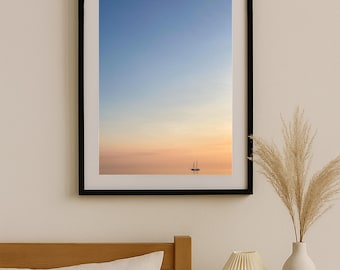 Velero al anochecer: fotografía minimalista de paisaje marino, arte mural con un atardecer suave y decoración oceánica en calma.