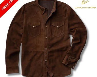 Op de afbeelding: Een bruin suède overhemd met twee borstzakken en knoopsluitingen. Het shirt met lange mouwen heeft een klassieke kraag en manchetten met knopen. De woorden "FREE SHIPPING" staan in een rode banner linksboven. Het London Lux Leather-logo staat rechtsboven.
