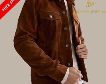Peut inclure: Veste en daim marron avec des boutons argentés et deux poches poitrine. La veste a un design classique et est de London Lux Leather. Les mots "FREE SHIPPING" sont dans une bannière rouge en haut à gauche.