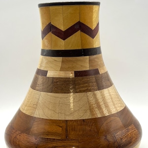 Vaso in legno segmentato fatto a mano / Vaso geometrico in frassino e noce tornito artigianalmente