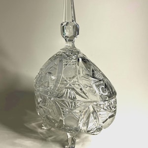 Plato de dulces de cristal con base y tapa decorativa