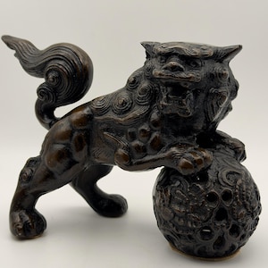 Vintage japansk Shishi Foo Dog gjutjärnsfigur med nätformad boll, lejon, Komainu-staty