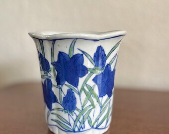 Vintage Blue Chinoiserie style Vase - Scalloped edge, porcelain ceramic | Vanity bathroom | Blue & White Grandmillenial