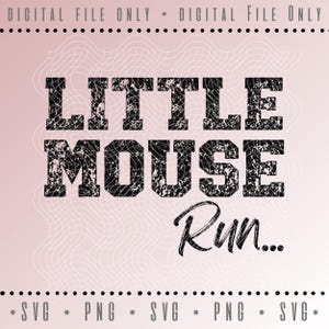 Può includere: Un design digitale con il testo "LITTLE MOUSE Run..." in un carattere nero usurato. Il design è ambientato su uno sfondo rosa tenue con un sottile motivo a ragnatela bianca. Sono presenti anche le parole "DIGITAL FILE ONLY" e indicatori di tipo di file.