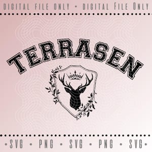 K&ouml;nnte beinhalten: Eine digitale Designdatei mit dem Wort "TERRASEN" in fetter, bogenf&ouml;rmiger Schrift &uuml;ber einem Schildemblem. Das Emblem zeigt eine Hirschkopf-Silhouette mit Krone, umgeben von Bl&auml;ttern, alles in Schwarz auf rosa Hintergrund.