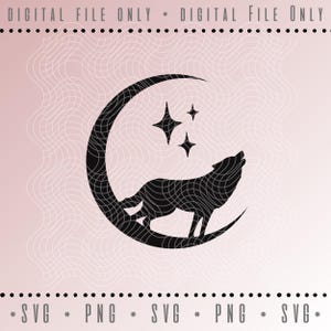 Puede incluir: Silueta negra de un lobo aullando a la luna creciente con tres estrellas. El diseño está sobre un fondo rosa claro con un patrón ondulado. Se muestran las palabras "DIGITAL FILE ONLY" y "SVG * PNG".
