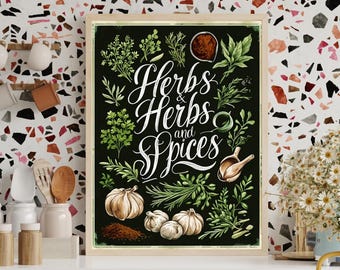 Op de afbeelding: Een ingelijste zwarte print in schoolbordstijl met de woorden "Herbs, Herbs, and Spices" in witte letters. De print bevat illustraties van verschillende kruiden, knoflook en specerijen. De lijst is licht van kleur.