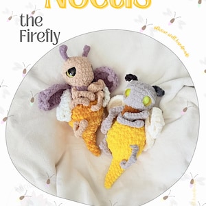 Può includere: Due peluche a forma di lucciola realizzati all'uncinetto con l'etichetta Noctis the Firefly. Uno ha la testa color marrone chiaro, ali viola e corpo arancione. L'altro ha la testa grigia, ali bianche e corpo giallo. Entrambi hanno grandi occhi.