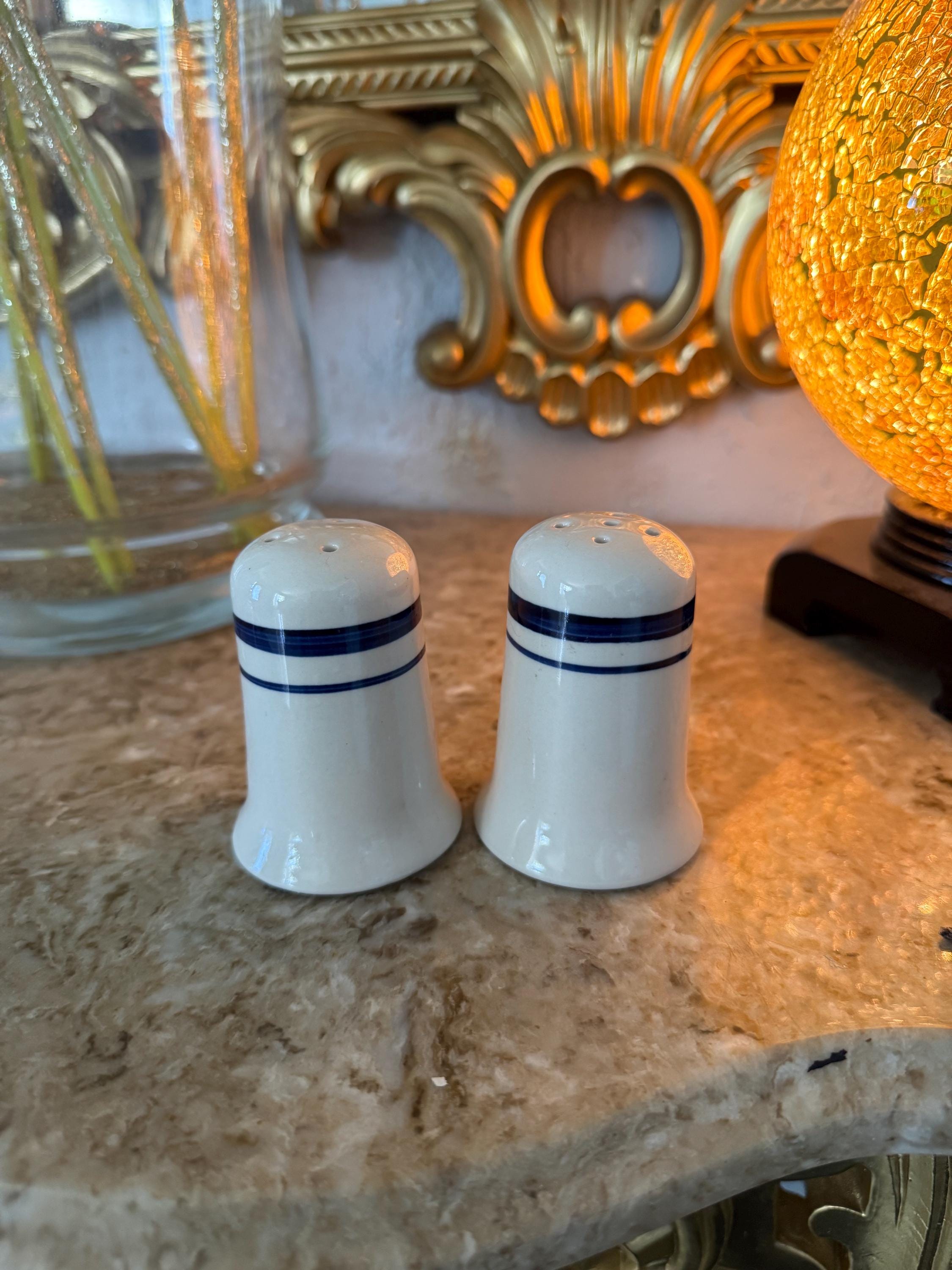 置物 Supreme Ceramic Salt and Pepper Shaker 置物 Supreme Ceramic Salt and Pepper Shaker Vintage Ceramic Salt