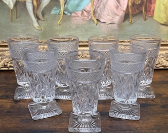 Vintage-Trinkgläser aus klarem Pressglas, 7er-Set | Gläser mit quadratischem Fuß und Rautenmuster | Retro-Barzubehör