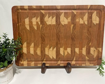 Tabla de cortar artesanal de madera de cerezo con veta transversal y detalles de albura, con ranura para jugos (30,5 x 45,7 x 4,4 cm).