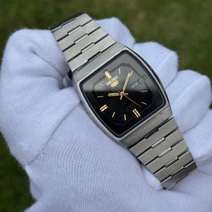 Reloj automático Seiko 5 vintage / Esfera marrón oscuro, marcadores dorados, anillo interior, movimiento japonés.