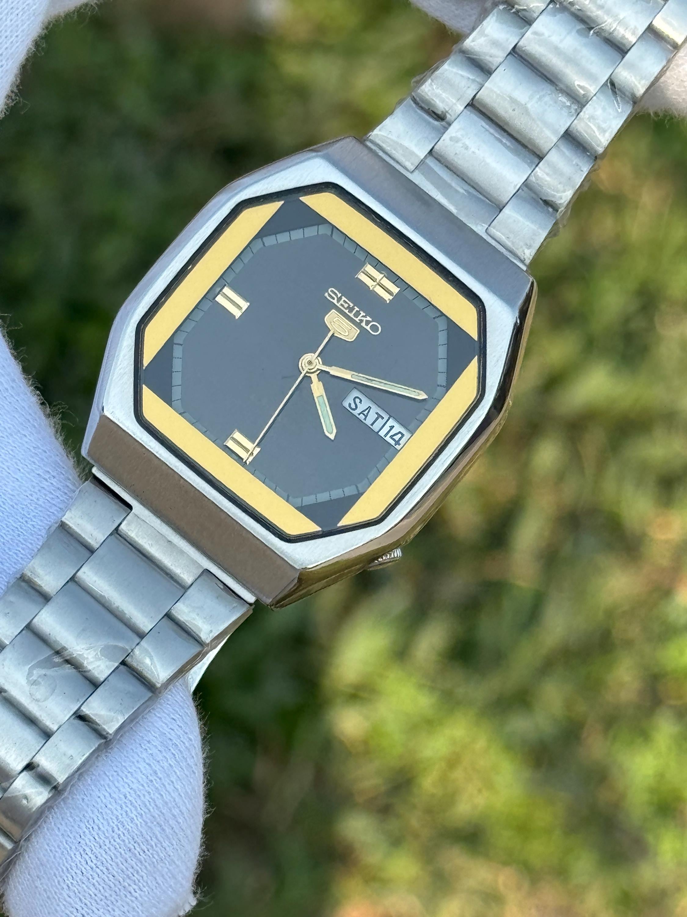 腕時計５レトロアンティーク ヴィンテージSEIKO デジタル腕時計 ステンレス Vintage Seiko 5 Automatic | Black Square Designs Dial Gold Accent