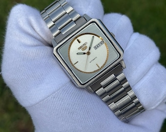 Orologio automatico vintage Seiko 5: quadrante argentato testurizzato con anello interno dorato, cassa in stile retrò, prodotto in Giappone.