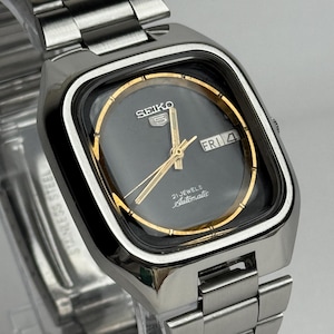 Reloj automático Seiko 5 con forma de TV vintage / Esfera negra profunda / Analógico para hombre, mecánico japonés, día y fecha / Movimiento 7019, acero inoxidable Seiko