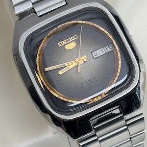 Vintage Seiko 5 automatisch horloge 21 juwelen | bruingrijze wijzerplaat | Analoge Japanse mechanische dag-datum heren | 7019-beweging Seiko roestvrij staal