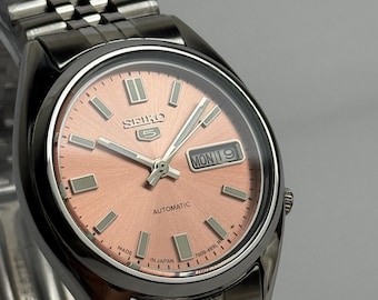 Vintage Seiko 5 Automatikuhr: Lachsfarbenes Sunburst-Zifferblatt, Edelstahl Jubilee