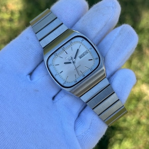Vintage Seiko 5 Automatic Watch: white Dial with 24 hours chapter ring , Retro TV Case, japan made