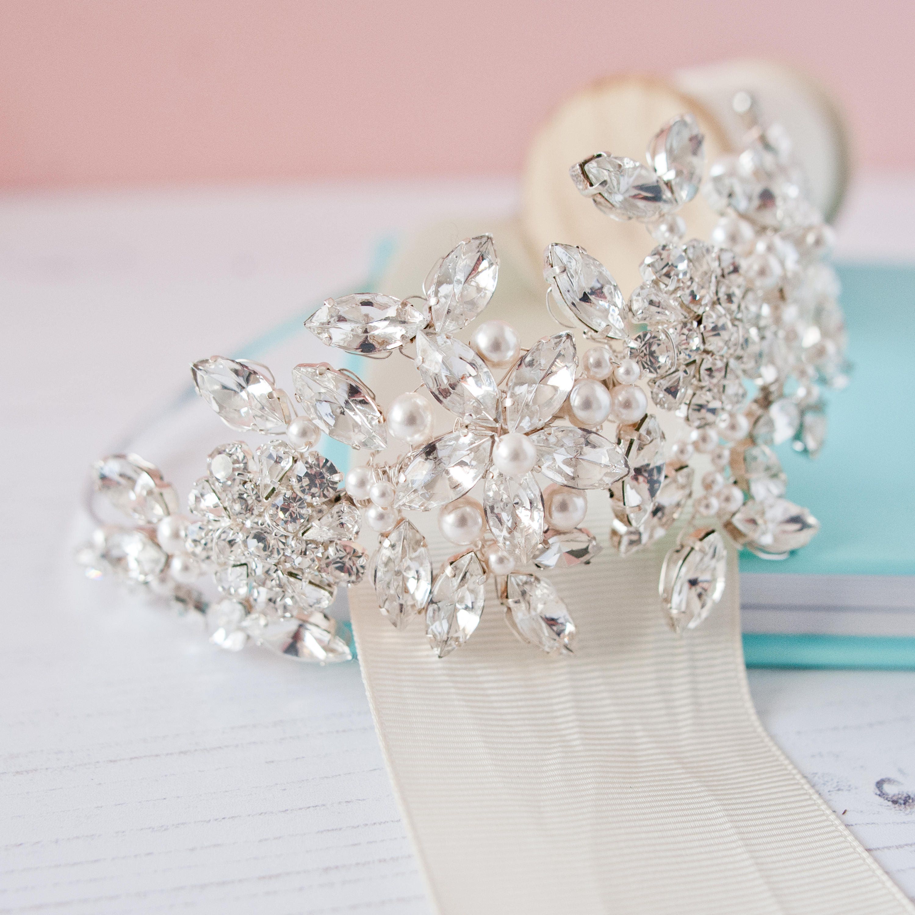 Coiffure de mariée diadème de côté Pearl et coiffe de | Etsy