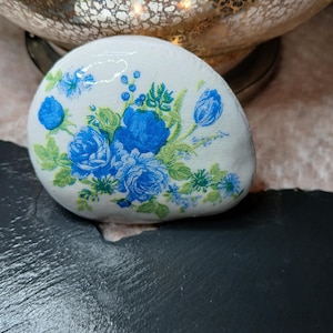 Roccia dipinta con fiori blu: ornamento in pietra da spiaggia irlandese