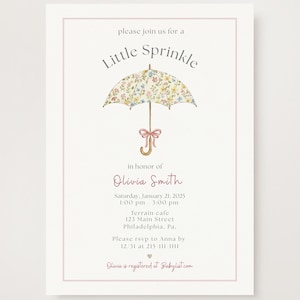 Può includere: Un invito per baby shower con bordo rosa e testo. L'invito presenta un'illustrazione di ombrello floreale e le parole "Little Sprinkle". I dettagli includono il nome Olivia Smith, data, ora, luogo e informazioni RSVP.