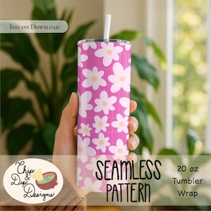 Könnte beinhalten: Ein 20 oz Becher mit einem nahtlosen Muster aus weißen Gänseblümchen auf einem rosa Gitterhintergrund. Der Becher hat einen weißen Strohhalm und die Worte "Seamless Pattern" sind auf der Seite aufgedruckt. Die Worte "Instant Download" sind ebenfalls sichtbar.