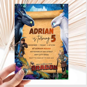 Puede incluir: Una invitación de cumpleaños con el tema "Cómo entrenar a tu dragón". La invitación dice "ADRIAN cumple 5 años" con detalles del evento. El diseño incluye dragones y un fondo en forma de pergamino.