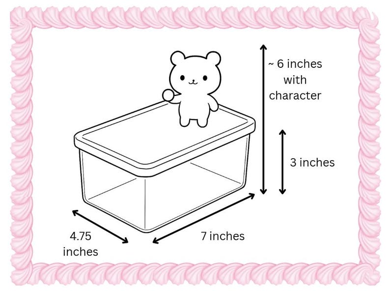 Puede incluir: Un recipiente de pl&aacute;stico transparente con tapa, coronado por un personaje de oso de dibujos animados. El recipiente mide aproximadamente 17,78 cm de largo, 12,07 cm de ancho y 7,62 cm de alto. El personaje a&ntilde;ade unos 15,24 cm a la altura. La imagen est&aacute; enmarcada con un borde rosa.