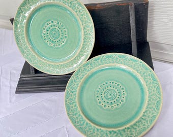 Juego de 2 platos de ensalada/guarnición Anthropologie Old Havana con acabado craquelado en color menta y diseño de puntos en relieve.