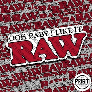 Op de afbeelding: Een sticker met het woord "RAW" in het rood met een witte rand, herhaald op een grijze achtergrond. De centrale sticker heeft de tekst "OOH BABY I LIKE IT" boven "RAW". Een logo is rechtsonder zichtbaar.