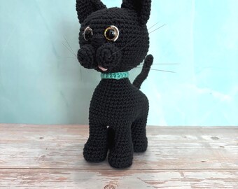 Schwarze Katze Häkelanleitung – Amigurumi mit Halsband für Tiefgang (PDF)