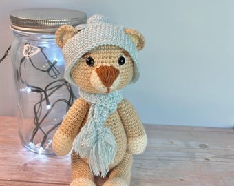 Bär Häkelanleitung - Amigurumi Winterbär mit Mütze und Schal