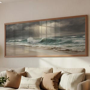 Könnte beinhalten: Ein Wohnzimmer mit einem großen, gerahmten Kunstwerk, das Meereswellen unter einem stürmischen Himmel zeigt. Der Raum umfasst ein beiges Sofa mit Kissen, einen Holztisch und einen gewebten Teppich. Eine Topfpflanze und eine Lampe ergänzen die Einrichtung.