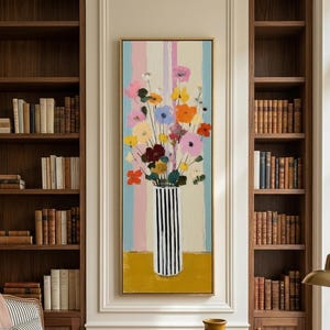 Könnte beinhalten: Ein vertikaler, rechteckiger Wandkunstdruck mit einem Blumenstrauß in einer schwarz-weiß gestreiften Vase. Der Hintergrund besteht aus vertikalen Streifen in Rosa, Creme und Blau, die über einer einfarbigen, senfgelben Fläche angeordnet sind.