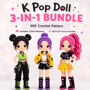 Könnte beinhalten: Ein Häkelmuster-Bundle mit drei K Pop-Puppen. Jede Puppe hat einzigartige Frisuren und Outfits, darunter ein schwarzes und grünes Outfit, eine gelbe Jacke und Shorts sowie ein schwarzes Oberteil und einen gelben Rock. Der Text "K Pop Doll 3-IN-1 BUNDLE" wird angezeigt.