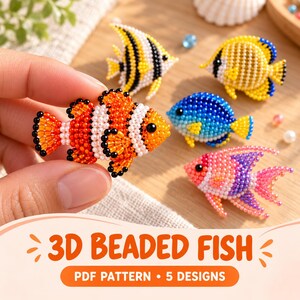 Puede incluir: Cinco figuras de peces hechas con cuentas en 3D en varios colores, incluyendo naranja, blanco, negro, amarillo, azul y rosa. El texto 3D BEADED FISH PDF PATTERN 5 DESIGNS aparece en la parte inferior. Cada pez está hecho de cuentas pequeñas.