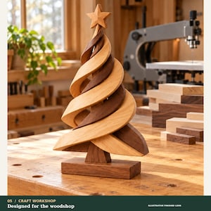 Peut inclure: Une sculpture décorative en bois en forme de sapin de Noël présentant un design en spirale avec des tons de bois alternés clairs et foncés. L'arbre est surmonté d'une étoile à cinq branches et repose sur une base rectangulaire en bois.