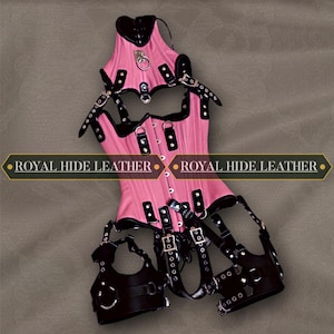 Może przedstawiać: Różowy i czarny skórzany gorset z wieloma paskami, klamrami i metalowymi elementami. Gorset ma strukturalny design z zapięciem z przodu. Widoczny jest tekst "ROYAL HIDE LEATHER".